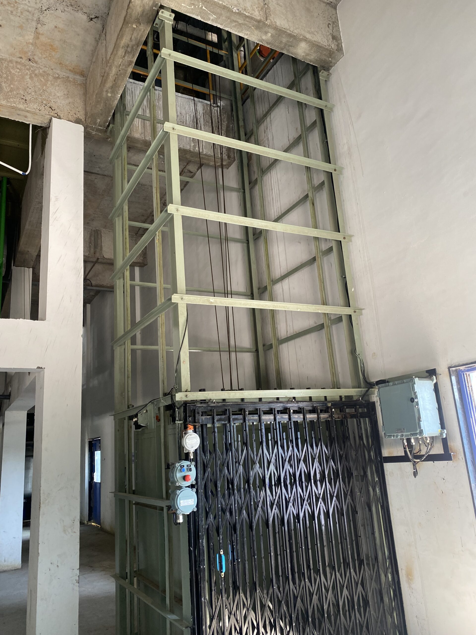FLAMEPROOF TYPE GOODS LIFTS